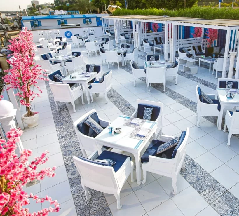 blue-and-white-table-and-chairs-and-rose-flowers-in-neilos-cafe-and-restaurant