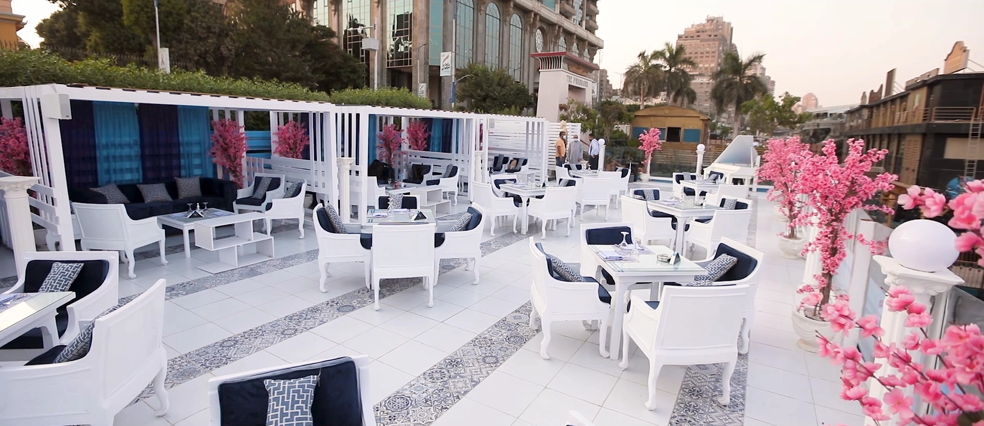 overview-tables-and-chairs-of-neilos-cafe-and-restaurant